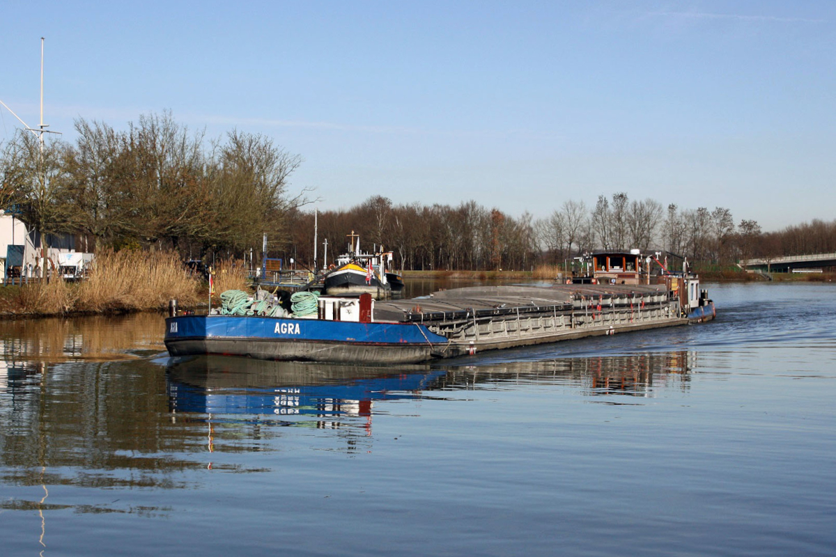 GMS AGRA (ENI:08355061) L.56,56 m B.7,58 m T.511 Baujahr 1965 Flagge Polen auf dem DEK am 08.02.2023 zu Berg am Dattelner Meer.