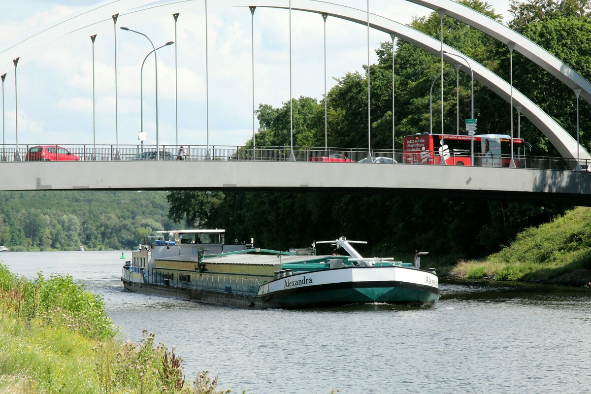 GMS  ALEXANDRA  (02318072 , 85 x 9m) am 03.08.2021 beim Unterqueren der Nedlitzer Südbrücke im Sacrow-Paretzer-Kanal /  UNTERE HAVEL-WASSERSTRASSE zu Tal.