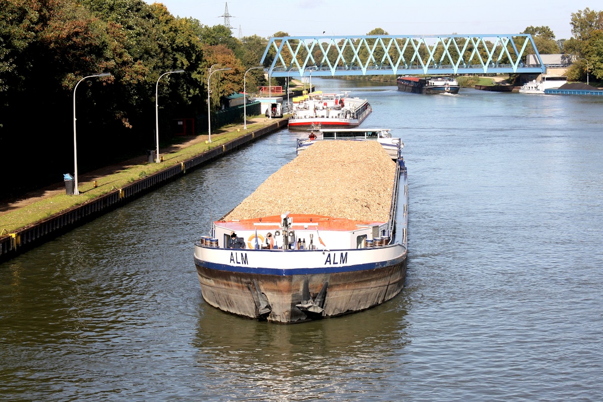 GMS ALM (ENI:02308670) L.86 m B.9,50 m T.1525 Baujahr 1924 Flagge Niederlande bei der Einfahrt in der Schleuse in Datteln am 06.10.2022 zu Berg.