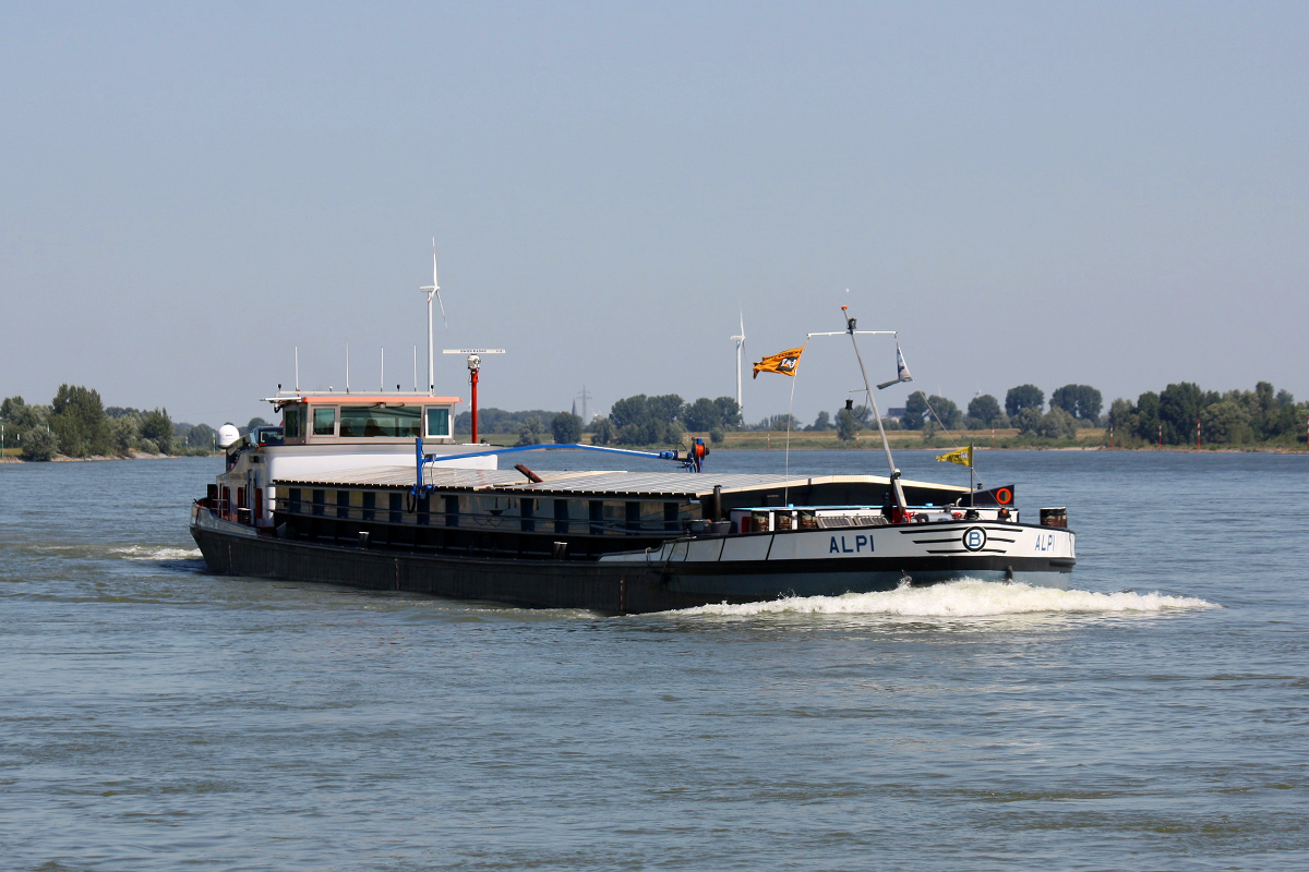 GMS ALPI (ENI:02104104) L.73m B.8,26m T.1047 Baujahr 1960 am 25.06.2020 auf dem Rhein in Xanten zu Berg.