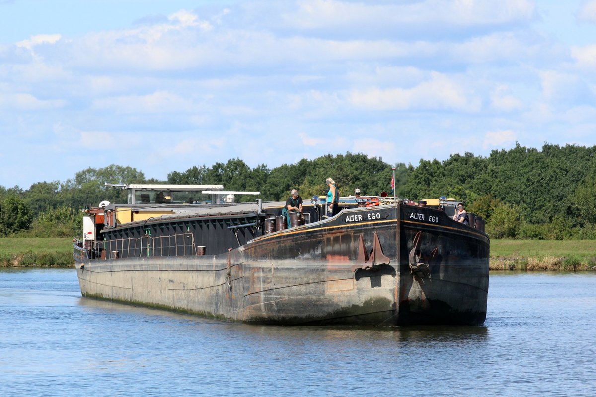 GMS Alter Ego (04600100 , 82 x 8,20m) am 28.08.2017 im Oberwasser der Schleuse Rothensee auf Einfahrt zur Talschleusung wartend. 