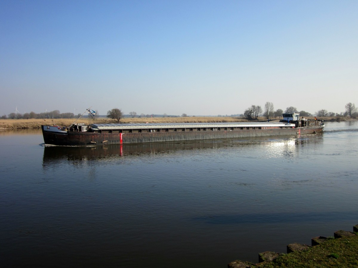 GMS Altmark (04031260 , 80 x 8,20) kommt am 13.03.2014 die Elbe bei Tangermünde zu Tal.