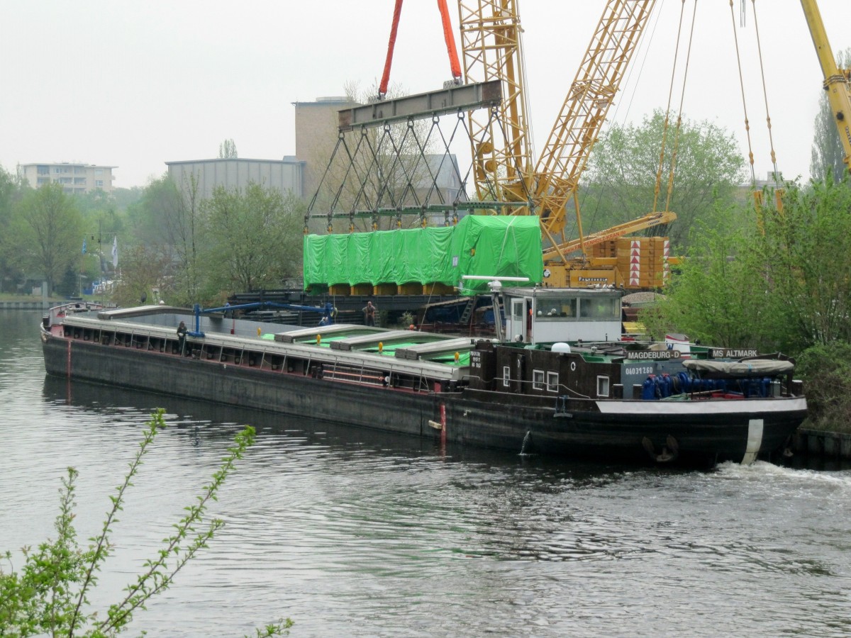 GMS Altmark (04031260 , 80 x 8,20m) am 27.04.2015 beim Löschen seiner Ladung am Hafen Berlin-Steglitz im Teltowkanal. 