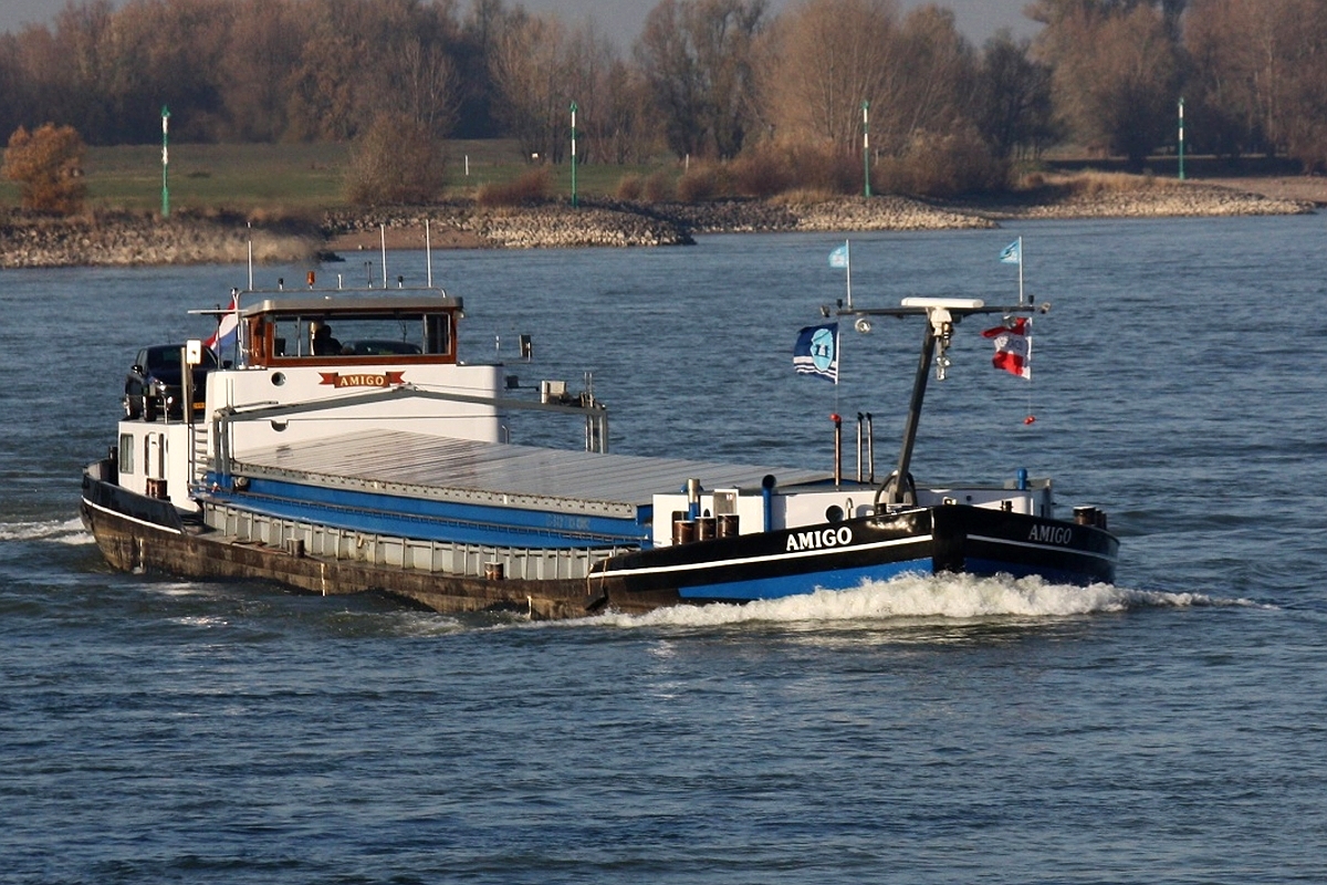 GMS Amigo (EIN:02009812)Maschine Deutz 750 PS am 16.11.2018 aud dem Rhein bei Xanten.