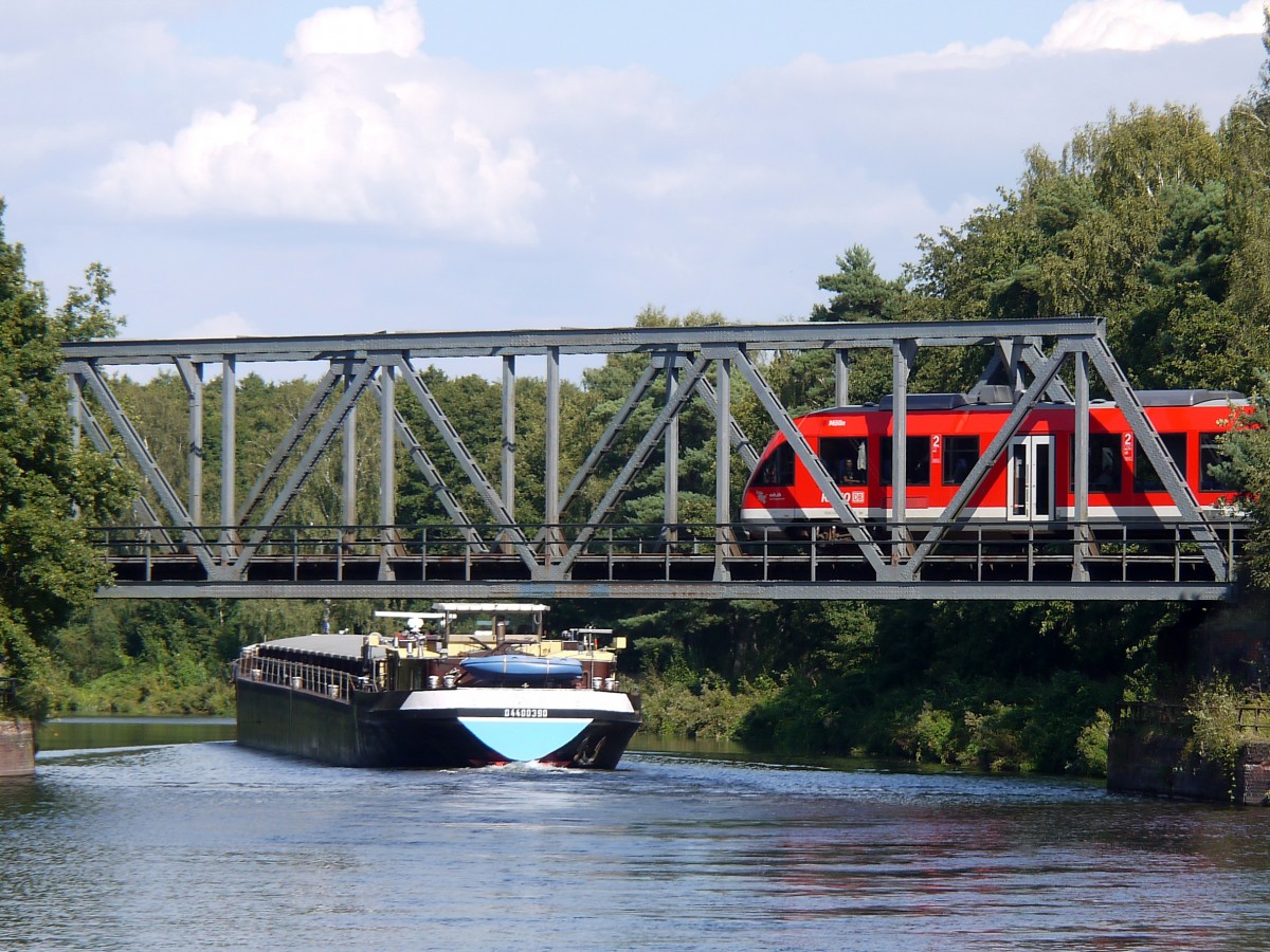 GMS ANDREA), ENI 04400390 (ex Hans Wilhellm, ex Maria Luise) auf dem Elbe-Lübeck-Kanal mit Kurs Mölln hat die Eisenbahnbrücke Nähe Dalldorf passiert während darauf eine Regionalbahn Lübeck - Lüneburg fährt; 27.08.2014
