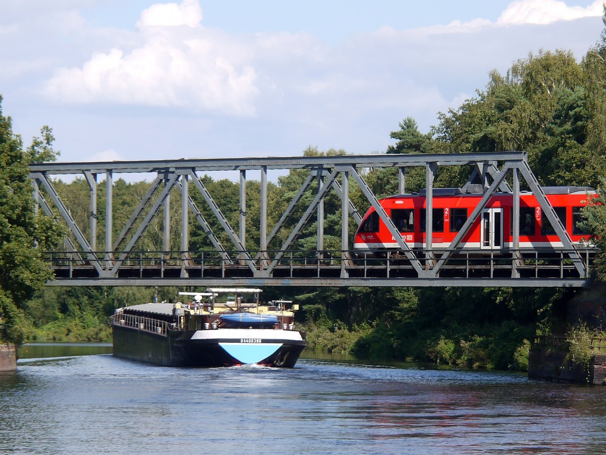 GMS ANDREA), ENI 04400390 (ex Hans Wilhellm, ex Maria Luise) auf dem Elbe-Lbeck-Kanal mit Kurs Mlln hat die Eisenbahnbrcke Nhe Dalldorf passiert whrend darauf eine Regionalbahn Lbeck - Lneburg fhrt; 27.08.2014
