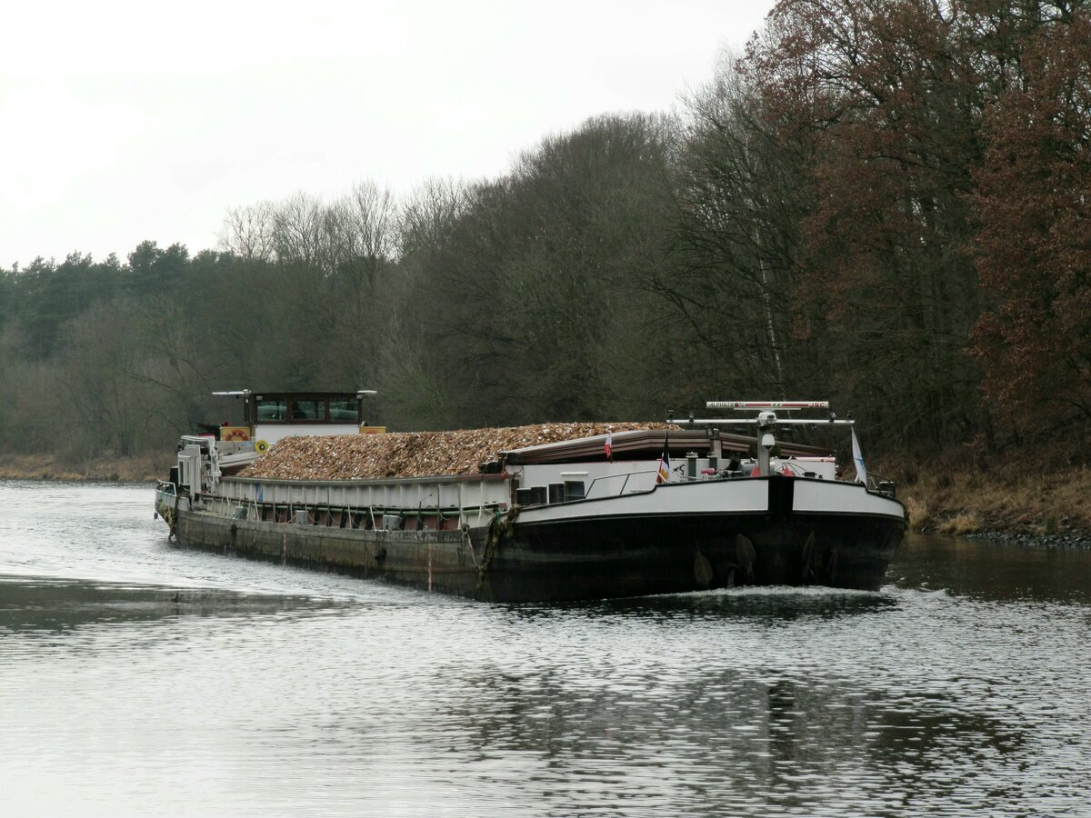 GMS  ANNA  (04701340 , 80 x 8,20m) am 24.01.2022 im  TELTOWKANAL  zw. der A115 und der Schleuse Kleinmachnow zu Berg.