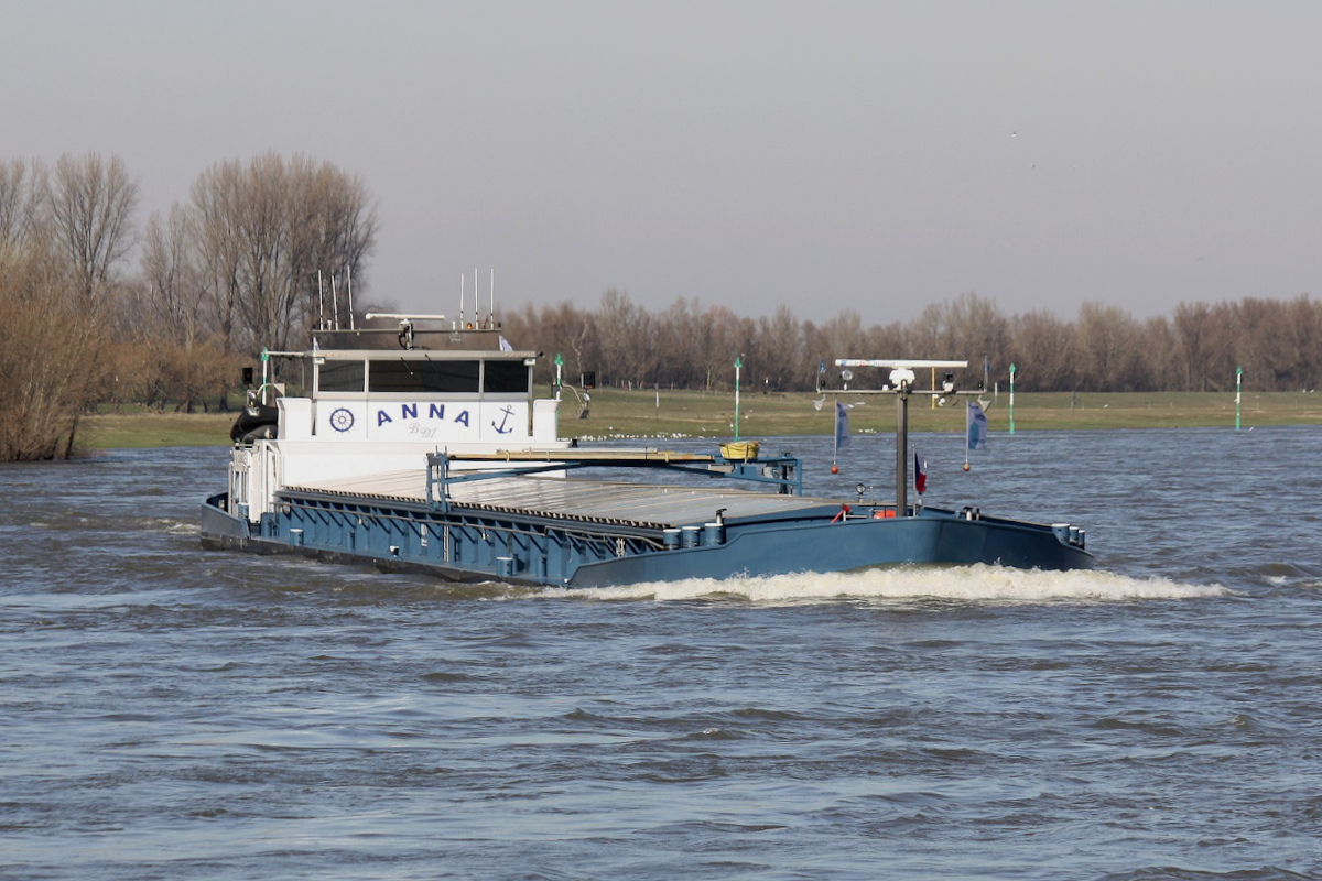 GMS ANNA (ENI:02319270) L.100 m B.14,50 m T 1989 Flagge Niederlande am 28.02.2022 auf dem Rhein zu Berg in Xanten.