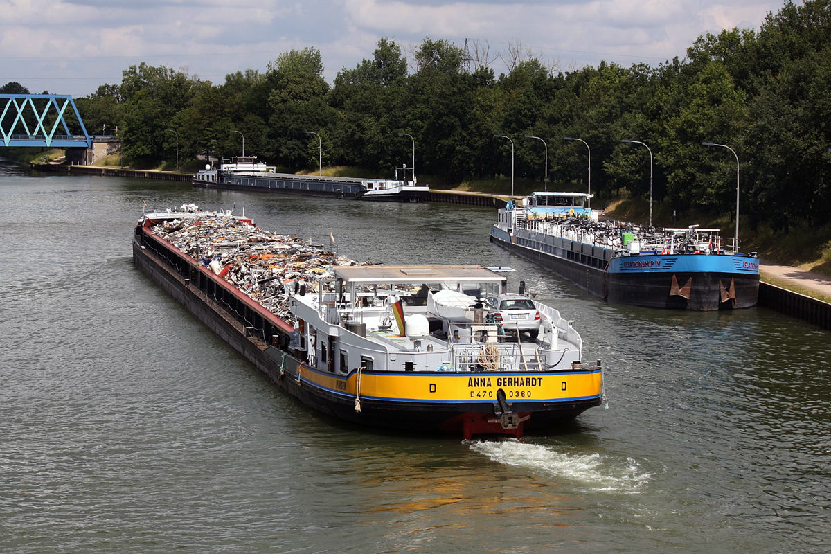 GMS ANNA GERHARDT ENI:04700360 L.105 m B.10 m T.2014 Flagge Deutschland auf dem WDK am 23.06.2024 an der Schleuse Datteln.