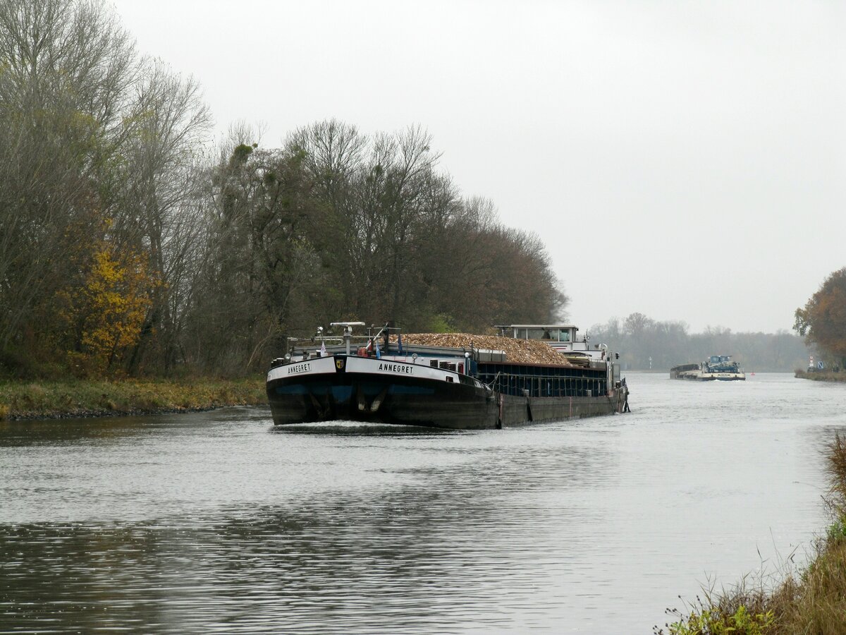 GMS  ANNEGRET  (04800080 , 85 x 9,50m) am 21.11.2021 im Sacrow-Paretzer-Kanal /  UNTERE HAVEL-WASSERSTRASSE  zw. Schlänitzsee / km 27 u. Marquardt / km 26 auf Bergfahrt nach Berlin.