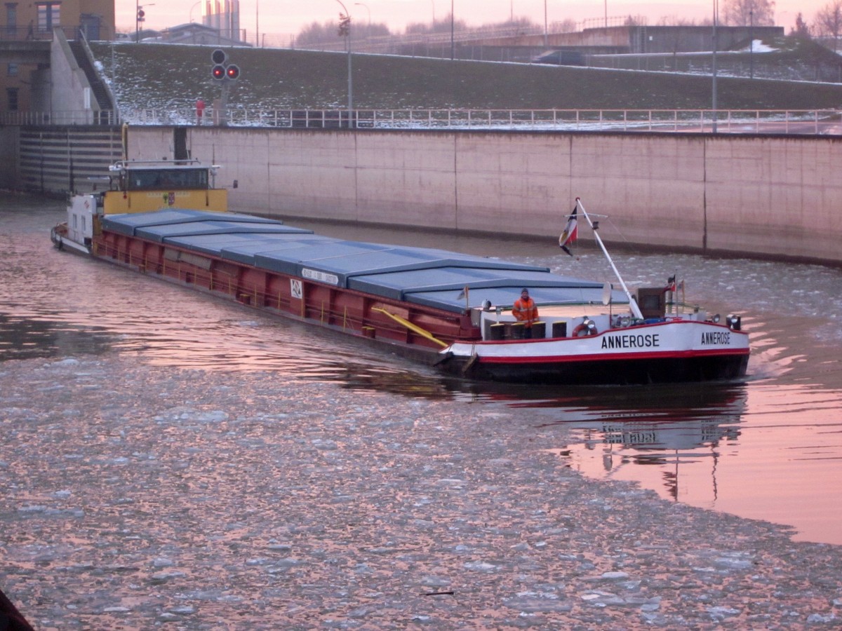 GMS Annerose (04007180 , 80 x 8,20) verläßt am 02.02.2014 die Schleuse Rothensee u. fährt in RVK ein.