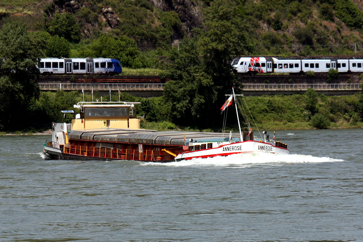 GMS Annerose (ENI:04007180) Baujahr 1943  L.80m x B.8,20m T.1080 am 09.06.2019 auf dem Rhein zu Berg bei Oberwesel.