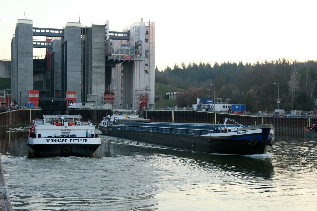 GMS Antares (04024640 , 84,60 x 8,20m) verließ am 26.02.2019 das Schiffshebewerk Scharnebeck und setzte seine Talfahrt im Elbe-Seitenkanal fort. TMS Bernhard Dettmer (04806430) fuhr zu Berg in den Osttrog ein.