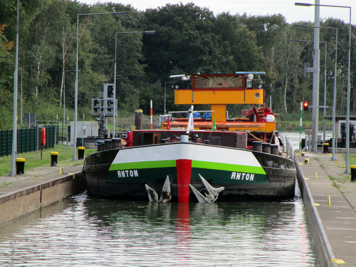 GMS  ANTON  (05106990 , 85 x 9,50m) am 02.10.2020 bei der Einfahrt in die  SCHLEUSE VENHAUS / Dortmund-Ems-Kanal zu Tal.