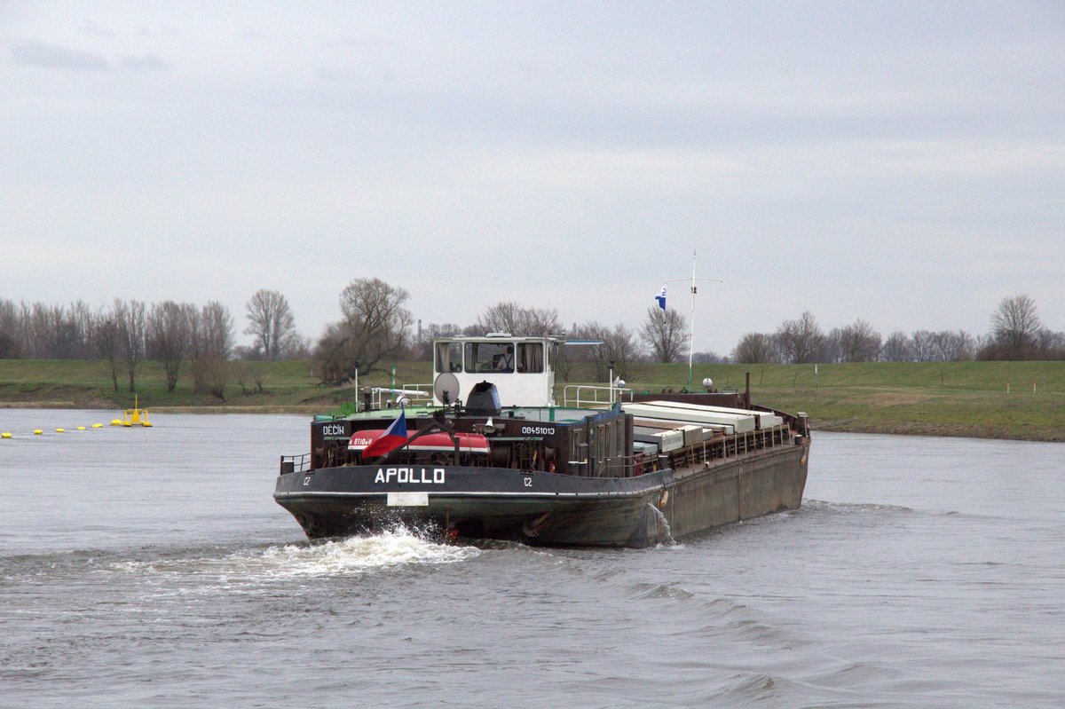 GMS Apollo (08451013 , 71,5 x 9,34m) am 24.02.2020 beim Passieren des Fähre Prettin auf der Elbe zu Berg.