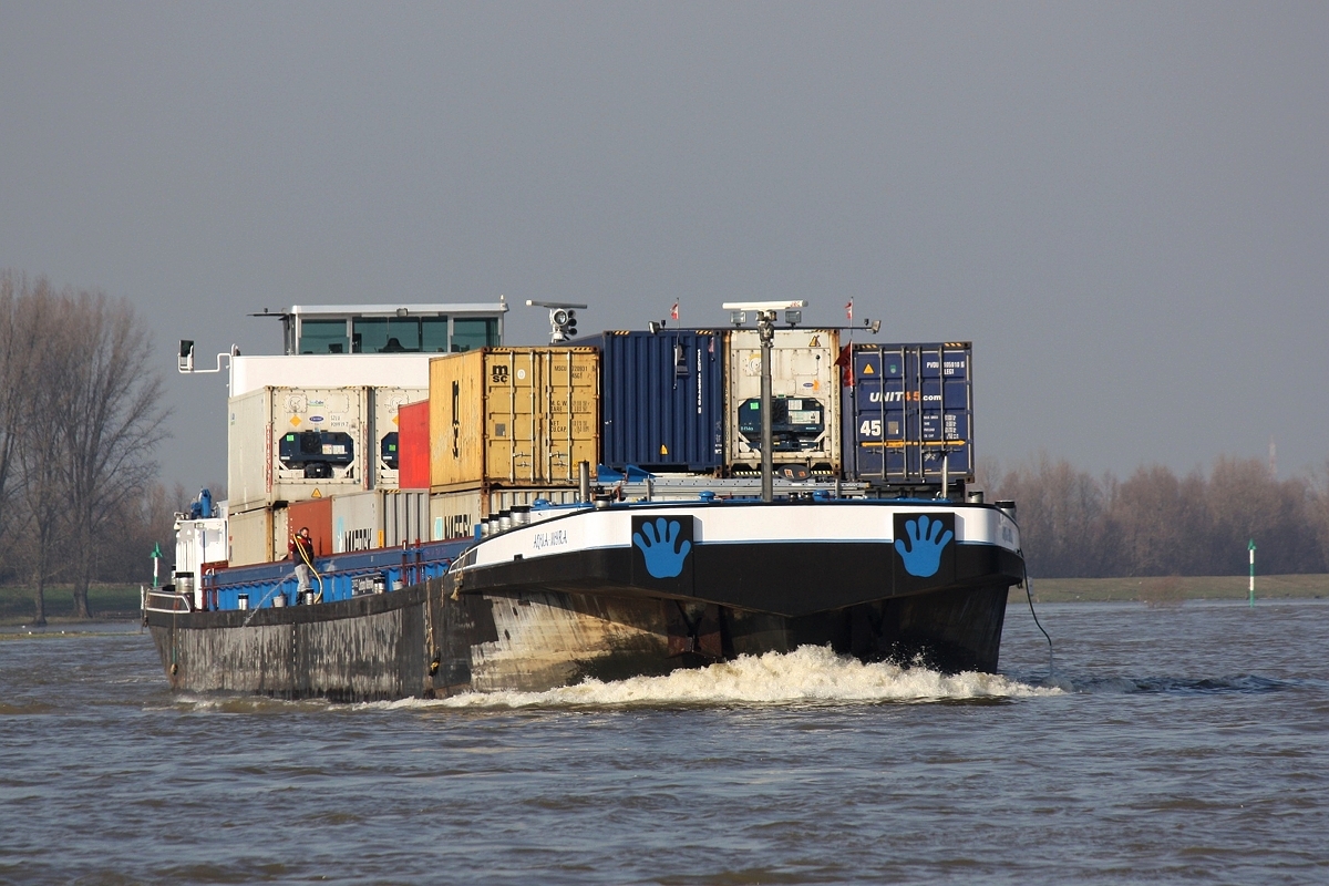 GMS Aqua-Myra (ENI:02319046) Maschine Caterpillar 2028 PS am 17.02.2016 auf dem Rhein bei Xanten.