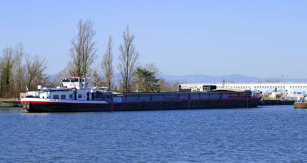 GMS ARGO ENI 04012490, rheinabw�rts bei der Einfahrt in die Schleuse Vogelgr�n/Elsa�, Feb.2026
