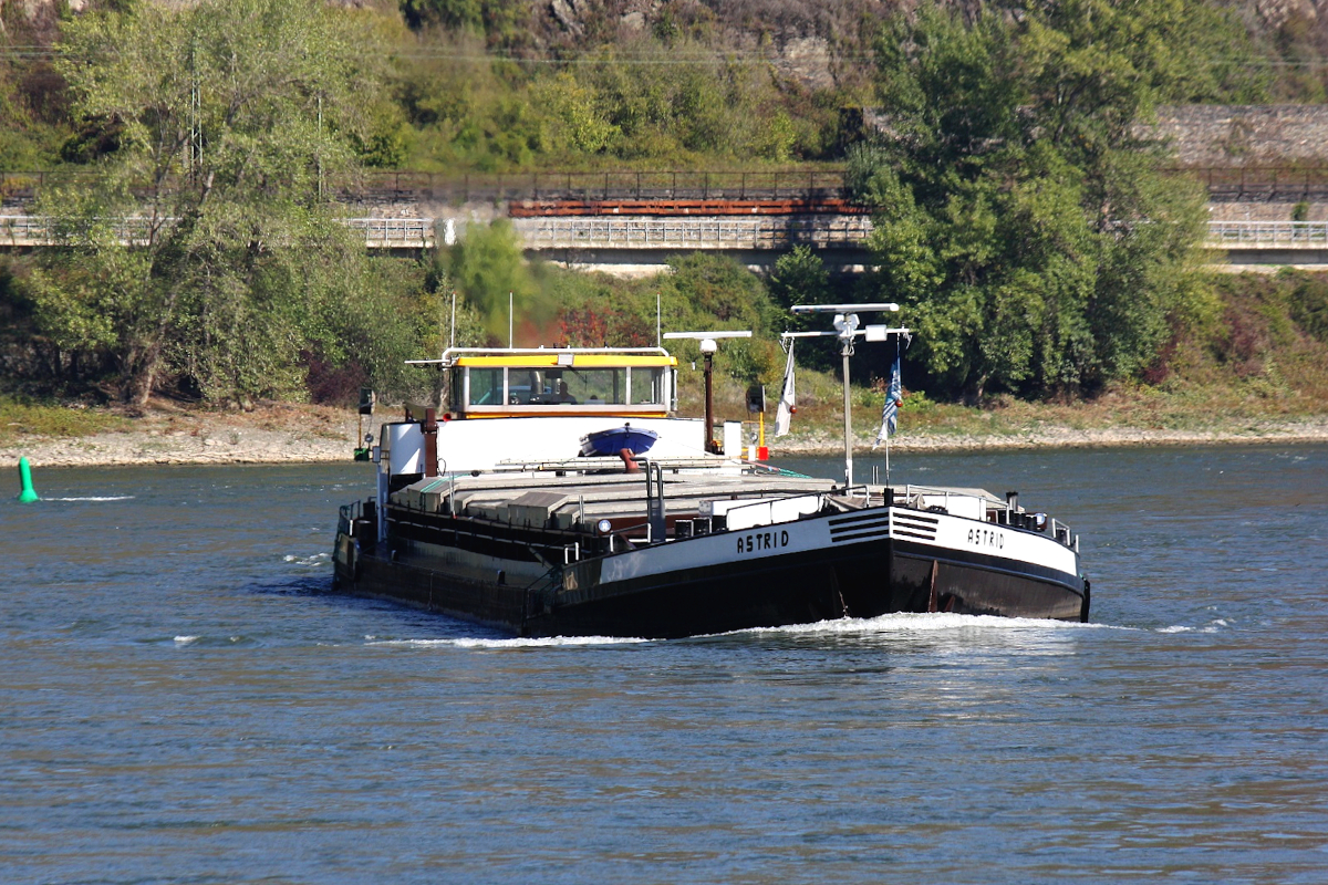 GMS ASTRID (ENI:02307774) L.98 m B.10 m T.2009 Baujahr 1951 Flagge Niederlande auf dem Rhein am 21.09.2022 zu Berg in Oberwesel.