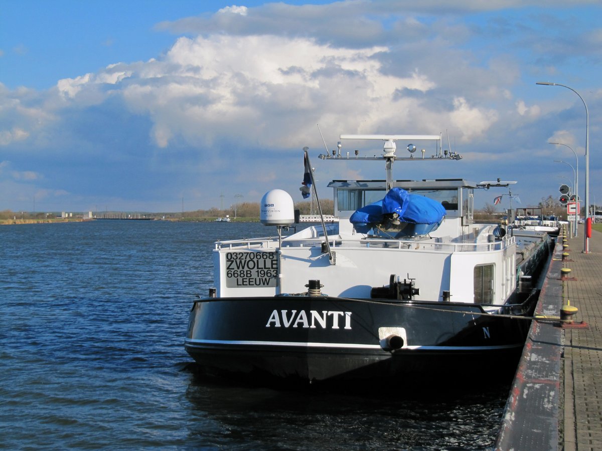 GMS Avanti (03270668 , 79 x 7,20m) lag am 25.02.2020 im Mittellandkanal vor dem Abzweig zur Schleuse Rothensee. Im Hintergrund links ist die Trogbrücke über die Elbe zu sehen.