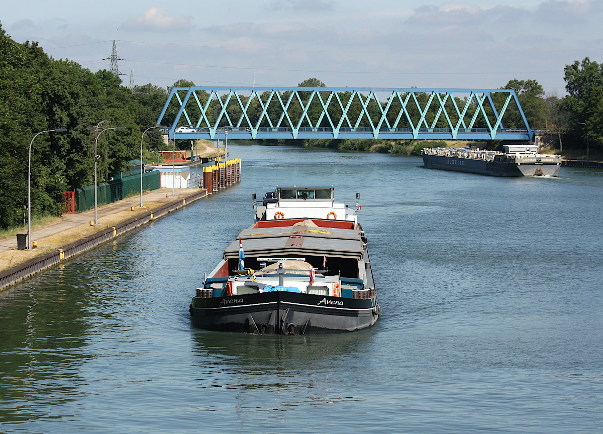 GMS AVENA (ENI:02300031) L.84,87m b.9,49m t 1541 Flagge Niederlande Baujahr 1923 am 19.06.2021 auf dem WDK  Einfahrt in die Schleusenkammer  Datteln.