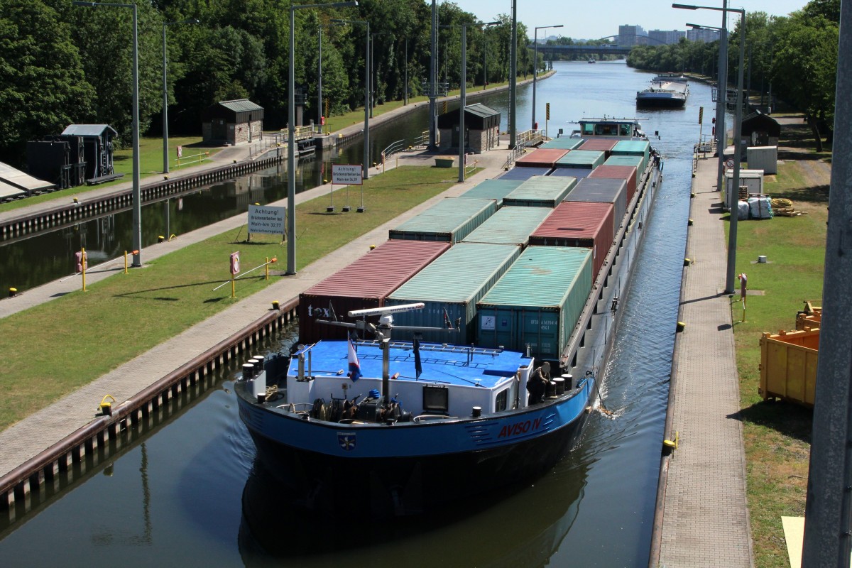 GMS AVISO IV (02323146 , 105 x 9,50m) am 10.07.2015 bei der Einfahrt zur Talschleusung in der Südkammer der Main-Schleuse Griesheim. 