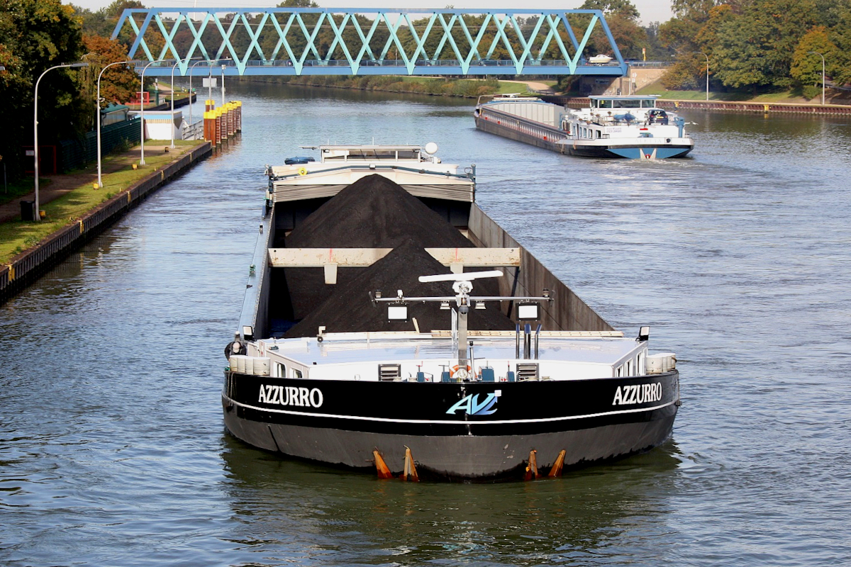 GMS AZZURRO (ENI:06003362)L.109,74 m B.11,45 m T.2858 Flagge Belgien auf dem WDK bei der Einfahrt in der Schleuse Datteln am 12.10.2022 zu Berg. 