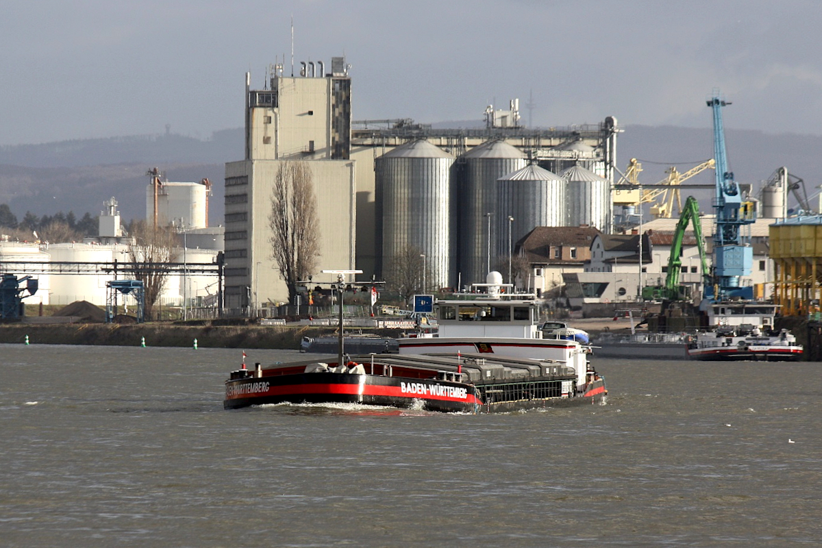 GMS BADEN-WÜRTTENBERG (ENI:04805910) L.105 m B.11 m T.2541 Flagge Deutschland auf dem Rhein zu Tal am 05.01.2023 bei Andernach.