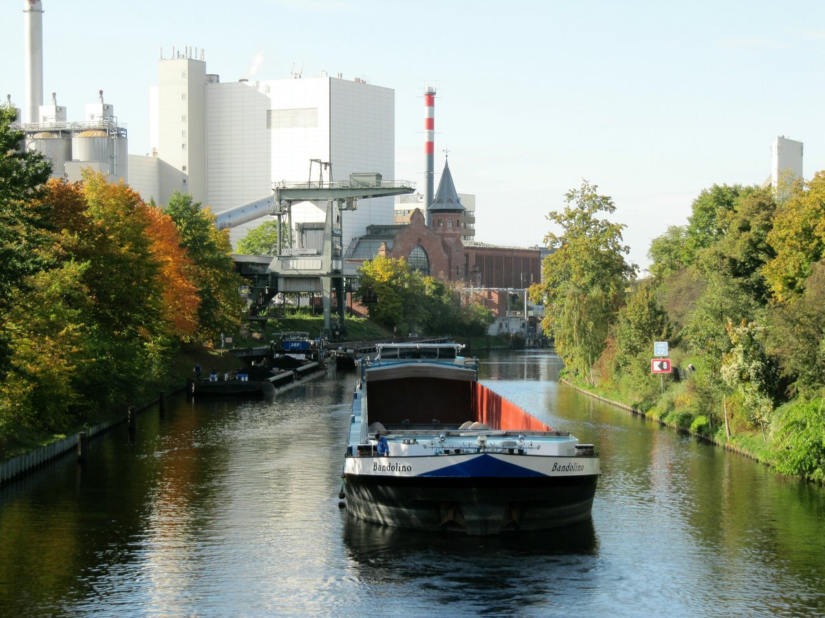 GMS  BANDOLINO  (04502460 , 110 x 10,50m) mußte am 22.10.2020 den  BERLIN-SPANDAUER-SCHIFFFAHRTSKANAL  über Steuer befahren , hier am Kraftwerk Berlin-Moabit.