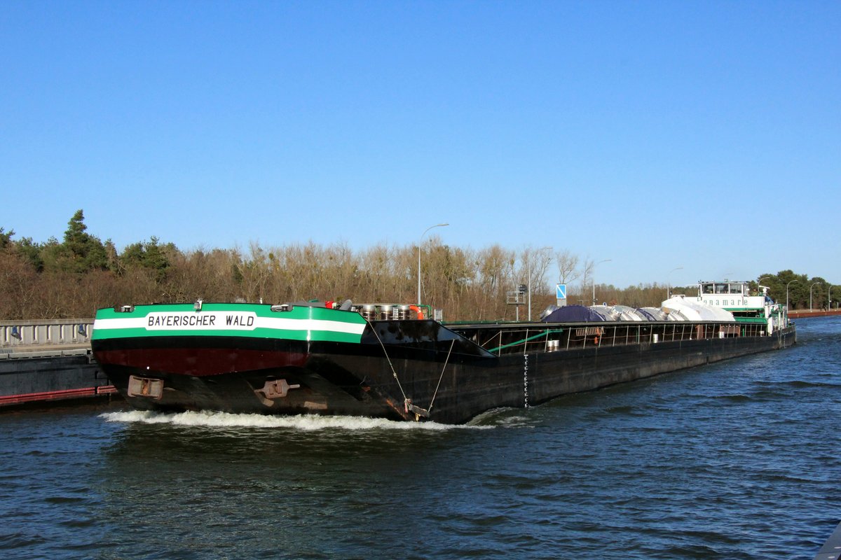 GMS Bayerischer Wald (04011970 , 100 x 9,5m) am 01.04.2019 beim Überqueren der Elbe auf der Mittellandkanal-Trogbrücke zu Tal (Fahrtrichtung WOB).