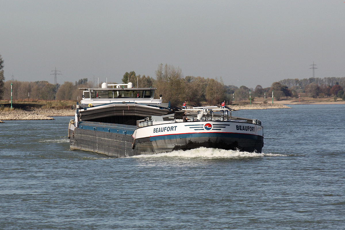 Gms Beaufort (ENI:02334056) L.135m B.11,45m T.420 TEU.256 am 05.10.2018 auf dem Rhein bei Xanten zu Berg.