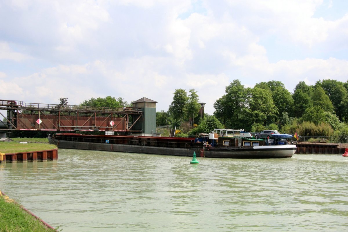 GMS Berlena (04800080 , 85 x 9,50m) am 12.05.2018 beim Unterqueren des Sperrtores bei Fuestrup im Dortmund-Ems-Kanal. 