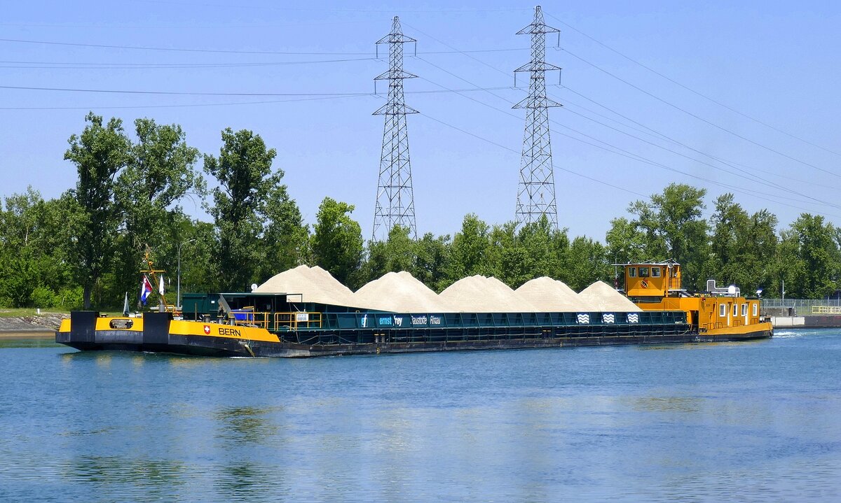 GMS Bern, hat die Schleuse Fessenheim/Elsaß verlassen und fährt rheinaufwärts, Juni 2025