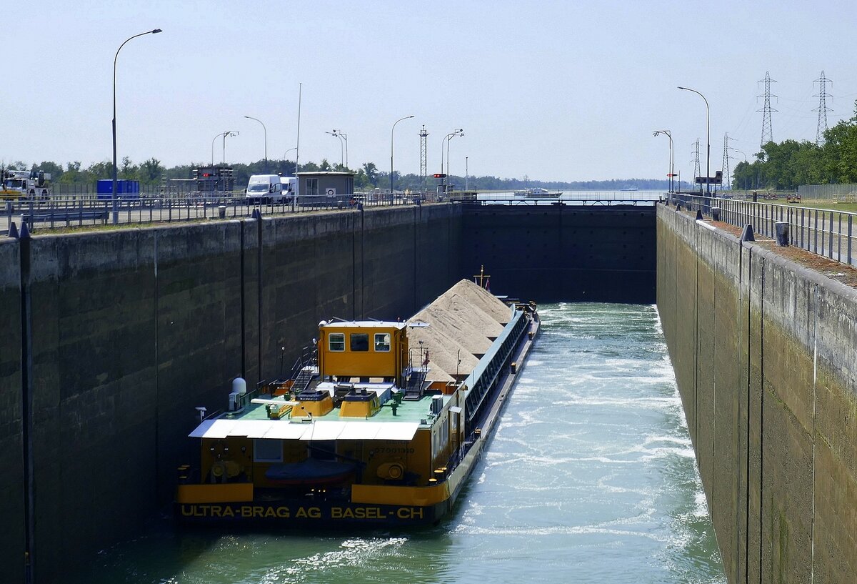 GMS Bern, wird in der Schleuse Fessenheim/Elsaß rheinaufwärts geschleust, Juni 2025
