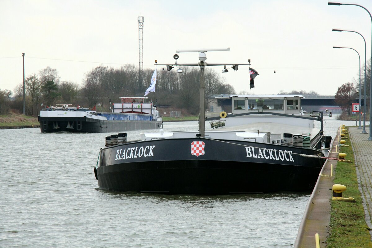 GMS  BLACKLOCK  (02313516 , 86 x 9,50m) lag am 15.02.2022 im Oberwasser der Schleuse Sülfeld /  MITTELLANDKANAL. Das mit Containern beladene  GMS  BCF SPRINTER  (02104800 , 99,71 x 9,5m) fuhr bis ganz  nach vorne  an die gesperrte Südkammer. 