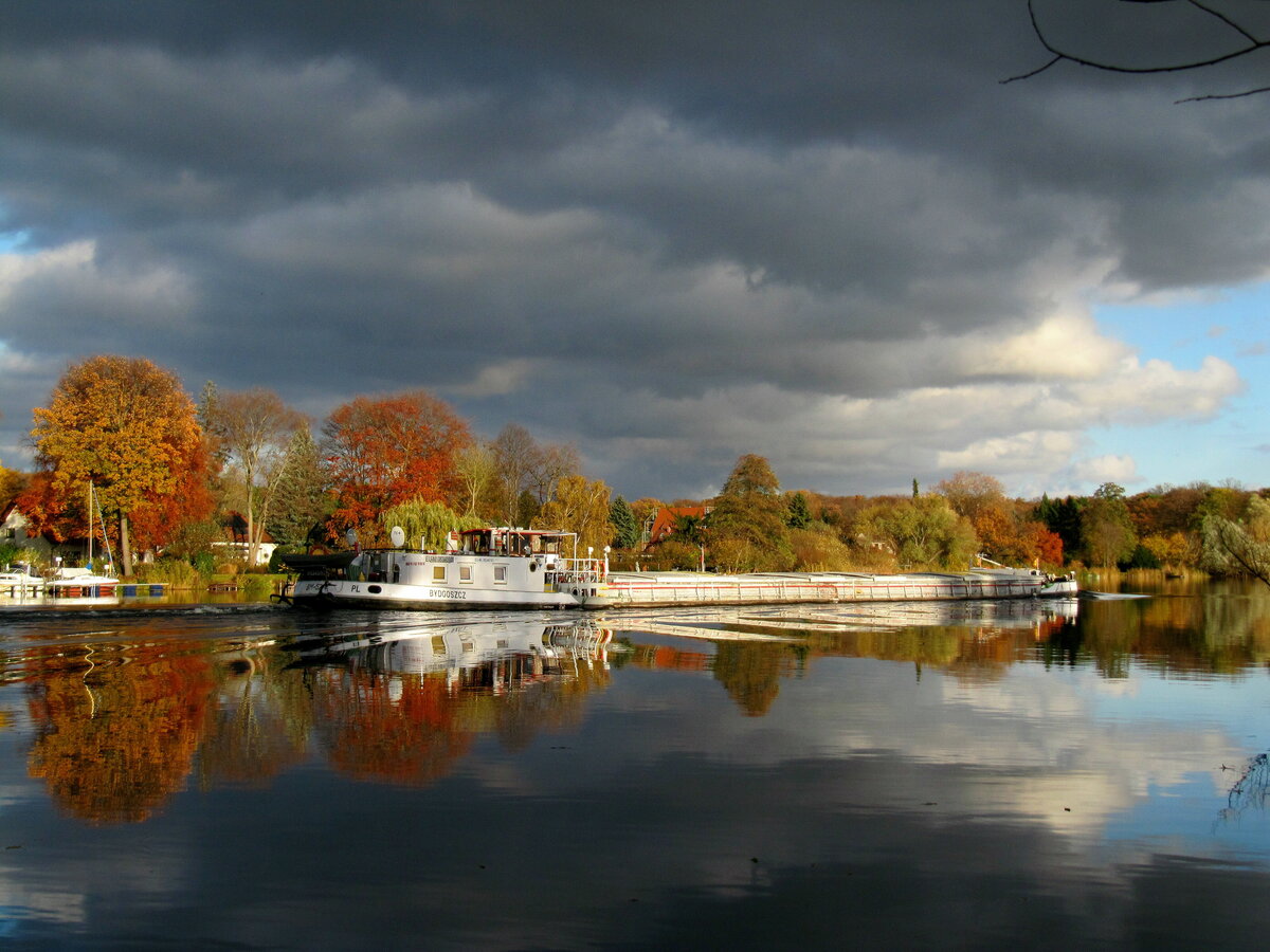 GMS  BM-5274 (08340101) am 09.11.2021 im Weißer See / Sacrow-Paretzer-Kanal /  UNTERE HAVEL-WASSERSTRASSE  auf Bergfahrt.