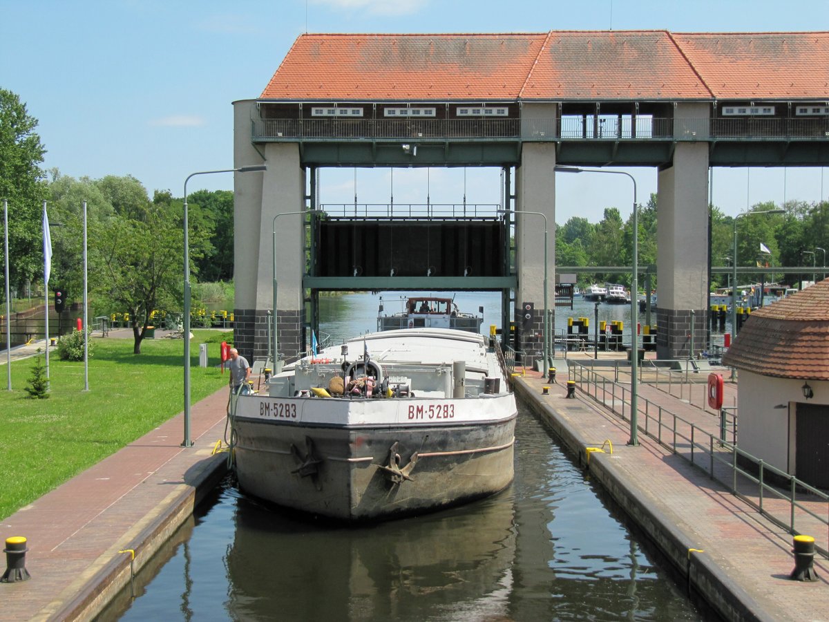 GMS BM-5283 (08340114 , 56,65 x 7,58m) am 08.06.2016 bei der Einfahrt in die mittlere Kammer der Schleuse Kleinmachnow / Teltowkanal.