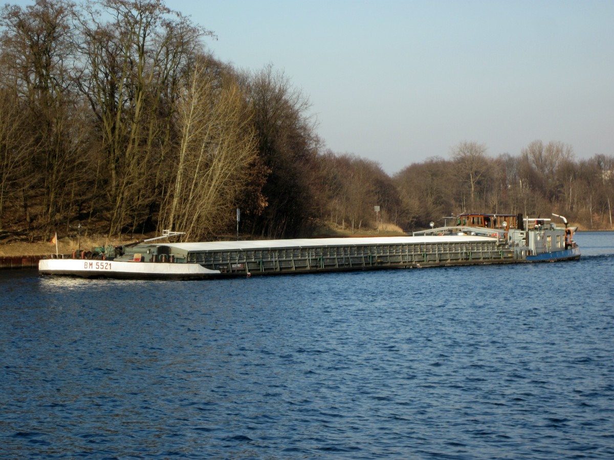 GMS BM 5521 (08355087 , 57,35 x 7,58) am 25.02.2014. Das GMS fährt am Berliner Westhafen in den Westhafenkanal zu Tal ein.  