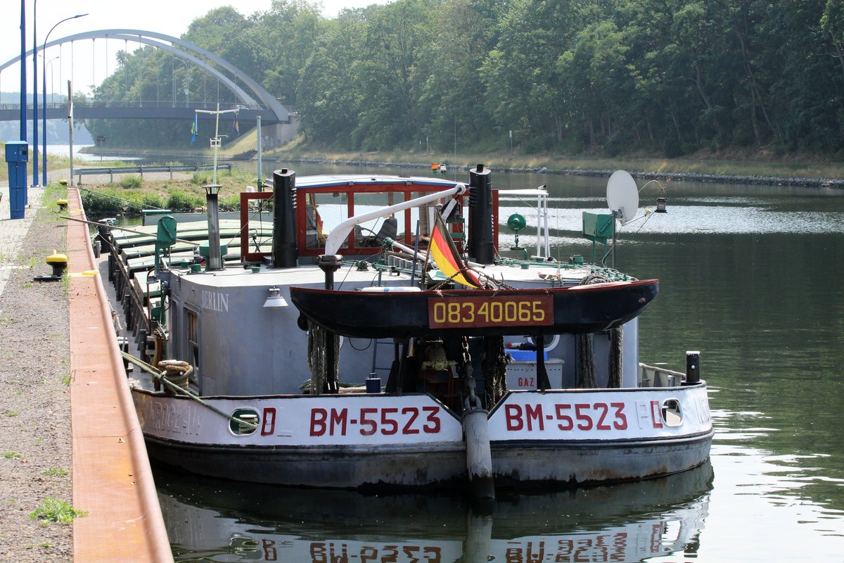 GMS BM-5523 (08340065) am 25.07.2016 an der Liegestelle im Weißer See (UHW). Im Hintergrund ist die Nedlitzer Südbrücke zu sehen.