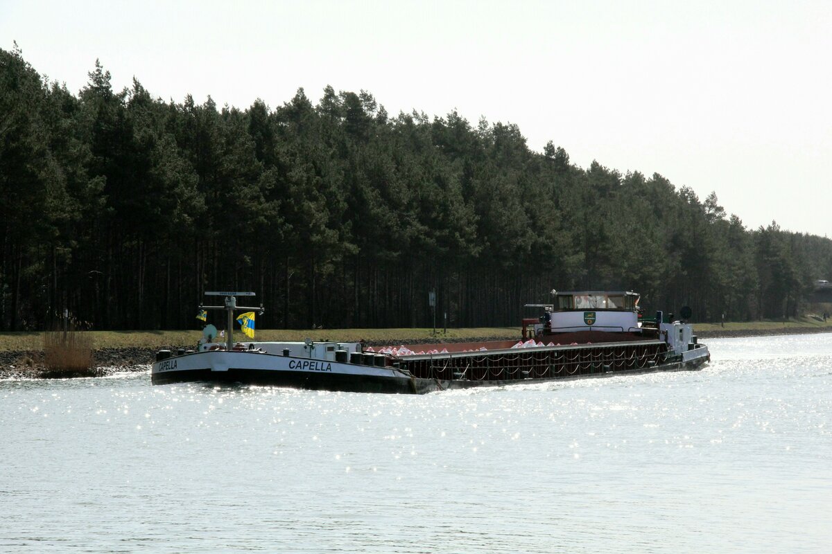 GMS  CAPELLA  (04013430 , 85 x 9,50m) am 29.03.2022 im  ELBE-SEITENKANAL  Höhe Einfahrt Hafen Lüneburg auf Talfahrt.