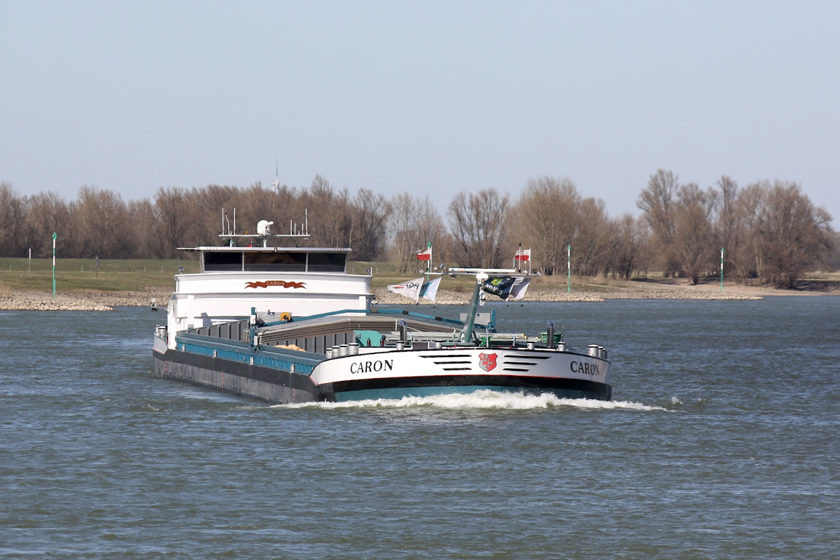 GMS CARON (ENI:02330817) L.135 m B.11,45 m T 421 Flagge Niederlande auf dem Rhein zu Berg am19.03.2022 bei Xanten.