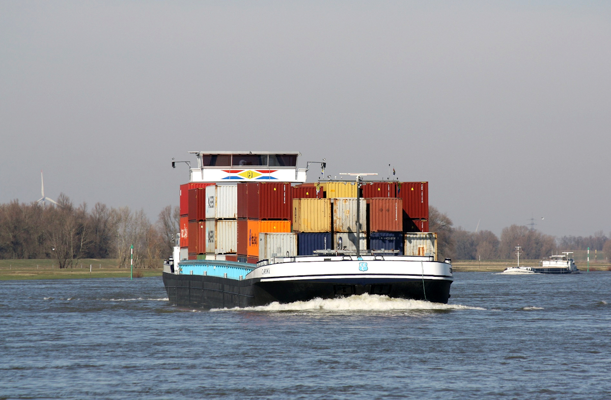 GMS CARONIA (ENI:02326661) L.134,95 m B.15,15 m T 5053 TEU:338 bei 4 Lagen, 423 bei 5 Lagen
Flagge Niederlande am 28.02.2022 auf dem Rhein in Xanten zu Berg