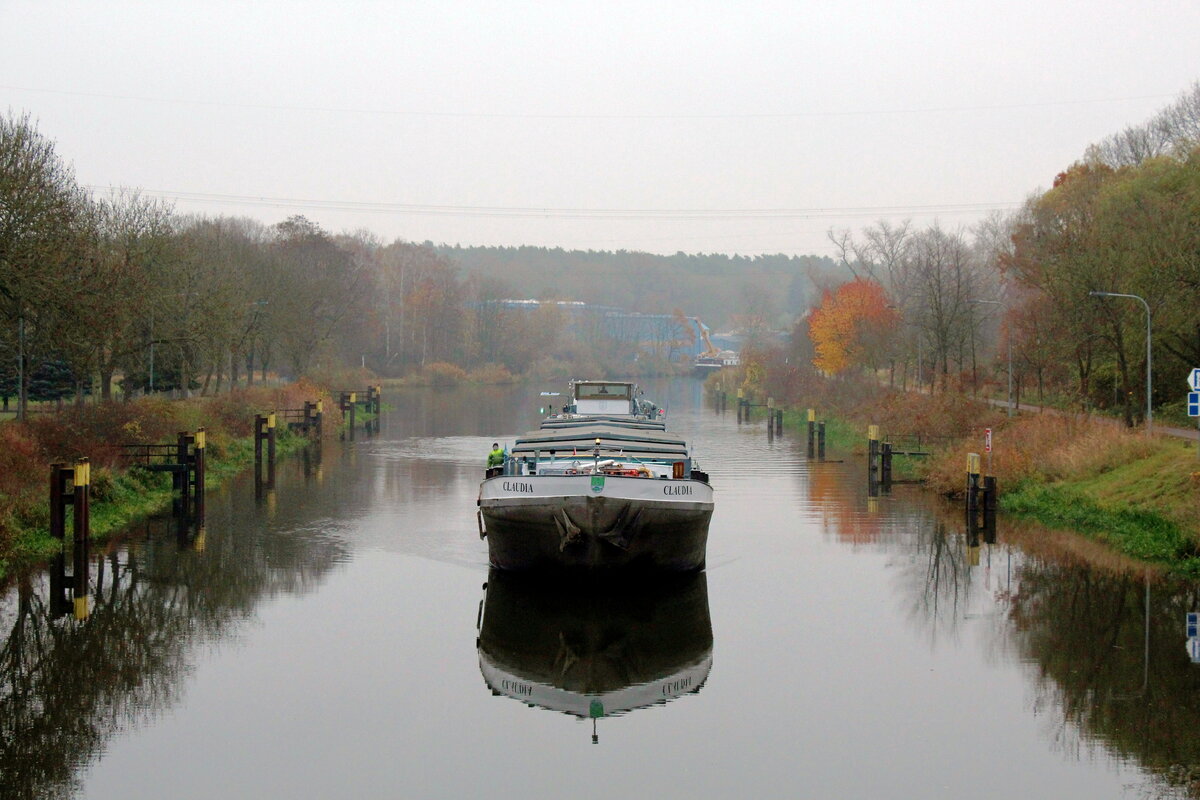 GMS  CLAUDIA  (04021430 , 80 x 7,90m) am 16.11.2021 im  Pareyer Verbindungskanal / ELBE-HAVEL-KANAL  vor der Koppelschleuse Parey zu Tal.