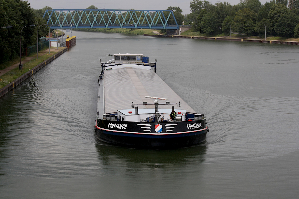 GMS CONFIANCE ENI:02321403 L.86 m B.9,50 m T.1428 Flagge Niederlande auf dem WDK am 17.06.2024 bei der Einfahrt Schleuse Datteln.