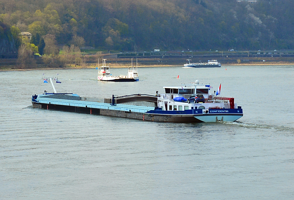 GMS  CONFIDENTIA  stromabwärts auf dem Rhein mit Gegenverkehr bei Remagen - 28.03.2014