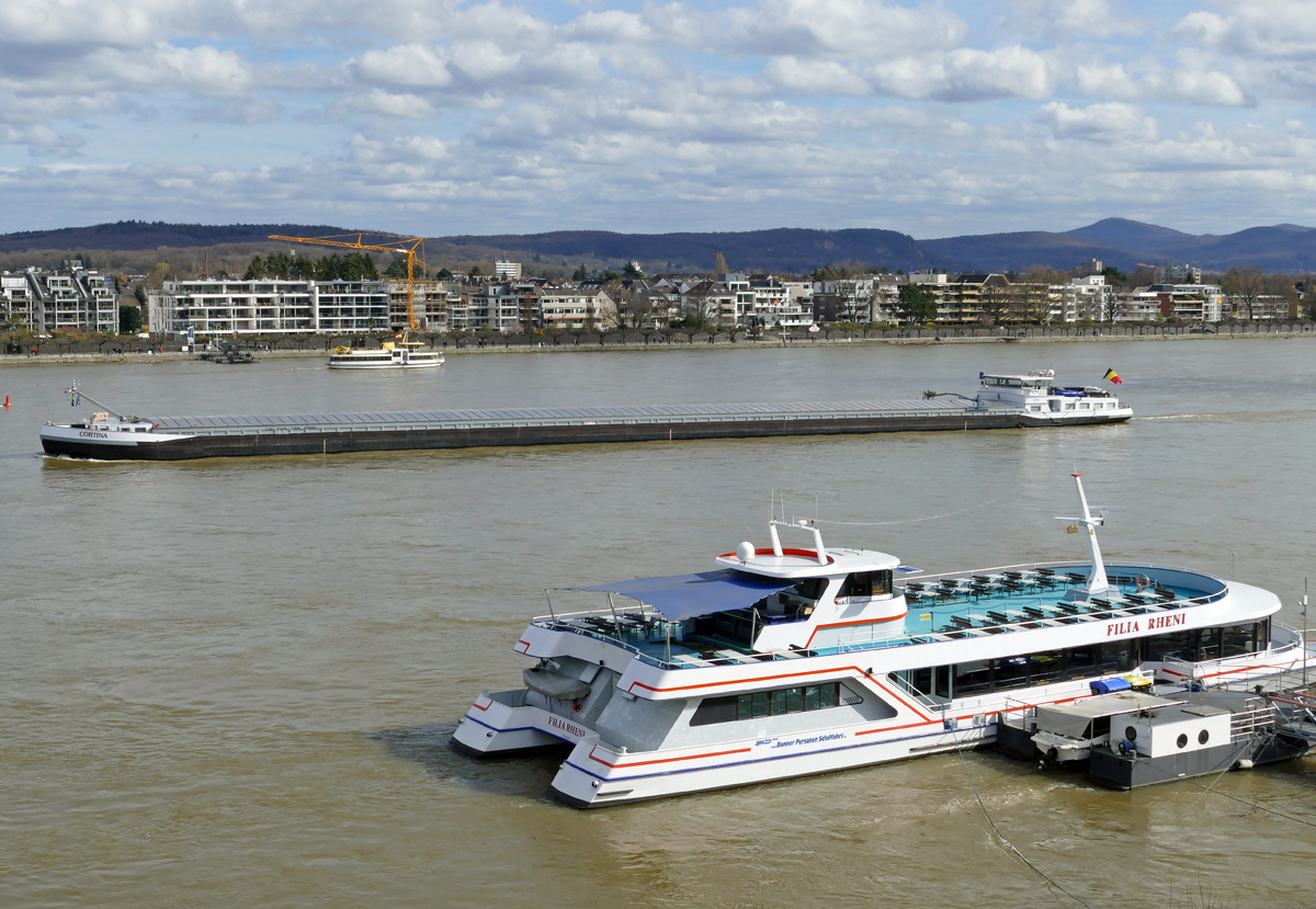 GMS Cortina auf dem Rhein und FGS Filia Rheni am Anleger in Bonn - 15.03.2020