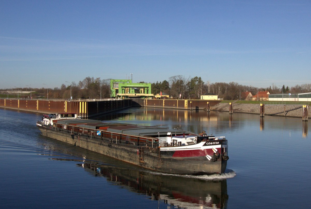 GMS Coswig (04007500 , 67 x 8m) wurde am 21.01.2020 in Magdeburg-Rothensee zu Tal geschleust und befuhr den Verbindungskanal zum Hafen. Im Hintergrund das stillgelegte Schiffshebewerk.