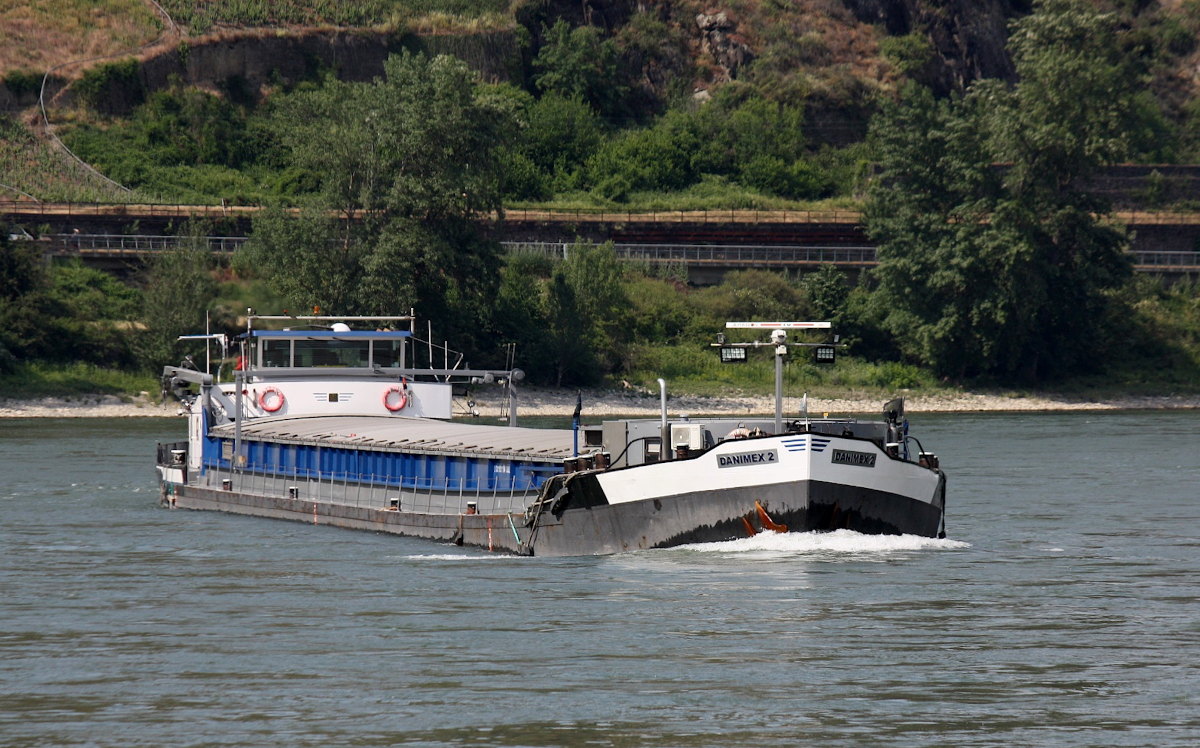 GMS DANIMEX 2 ENI:02327536 L.105 m B.9,05 m T 1784 Baujahr 1949 Flagge Rumänien auf dem Rhein am 07.06.2023 in Oberwesel zu Berg.