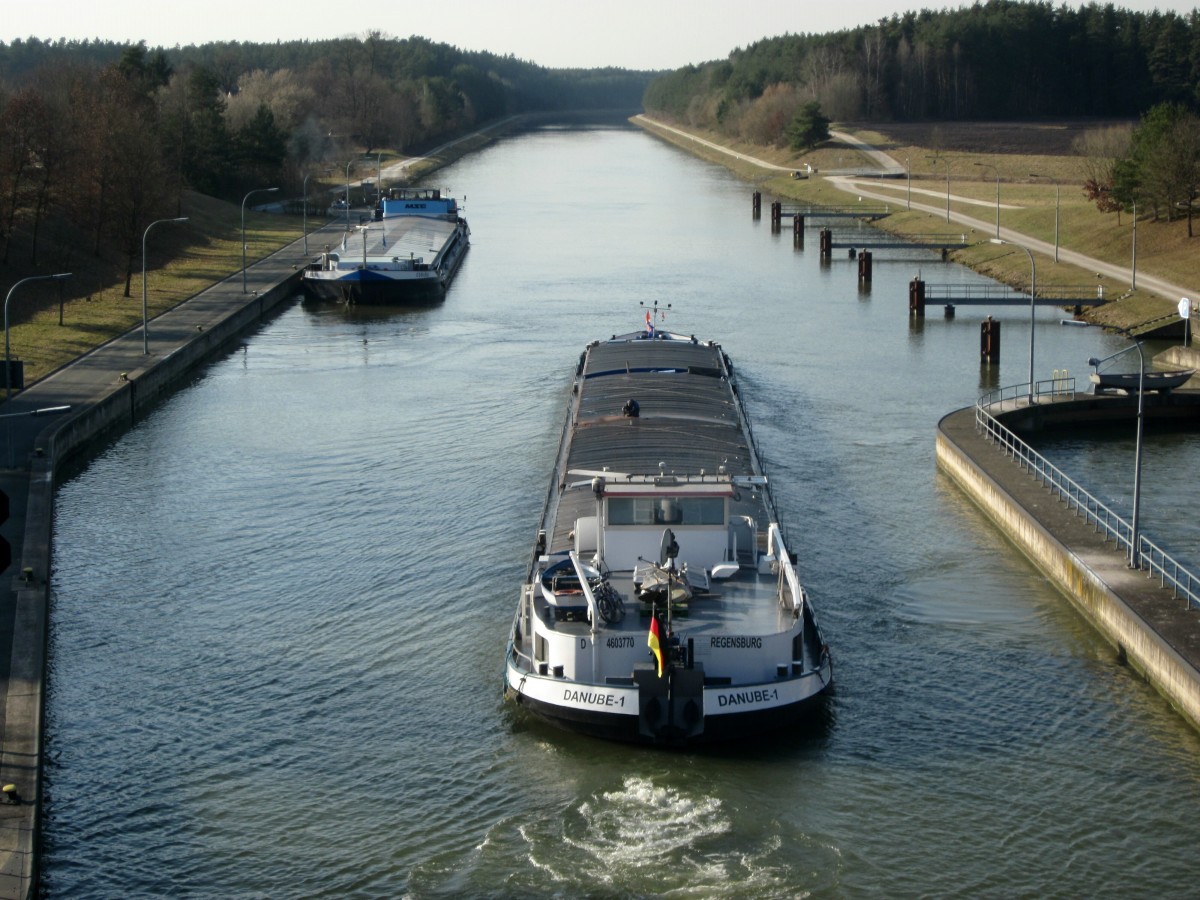 GMS Danube-1 (04603770 , 85 x 8,2m) hat am 18.03.2015 die Talschleusung in der Schleuse Eckersmühlen  hinter sich gebracht  und fuhr im Main-Donau Kanal Richtung Nürnberg.