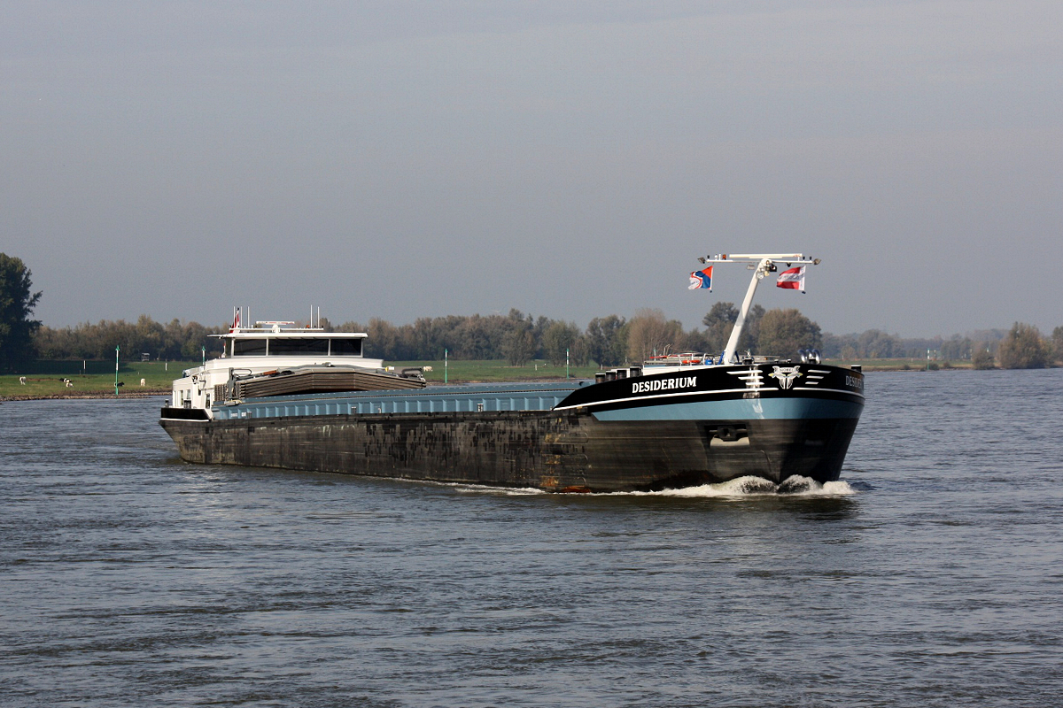 GMS Desiderium (ENI:02330417) L.110m B.11,45m To.3280 TEU.208 am 23.10.2019 auf dem Rhein zu Berg bei Xanten.