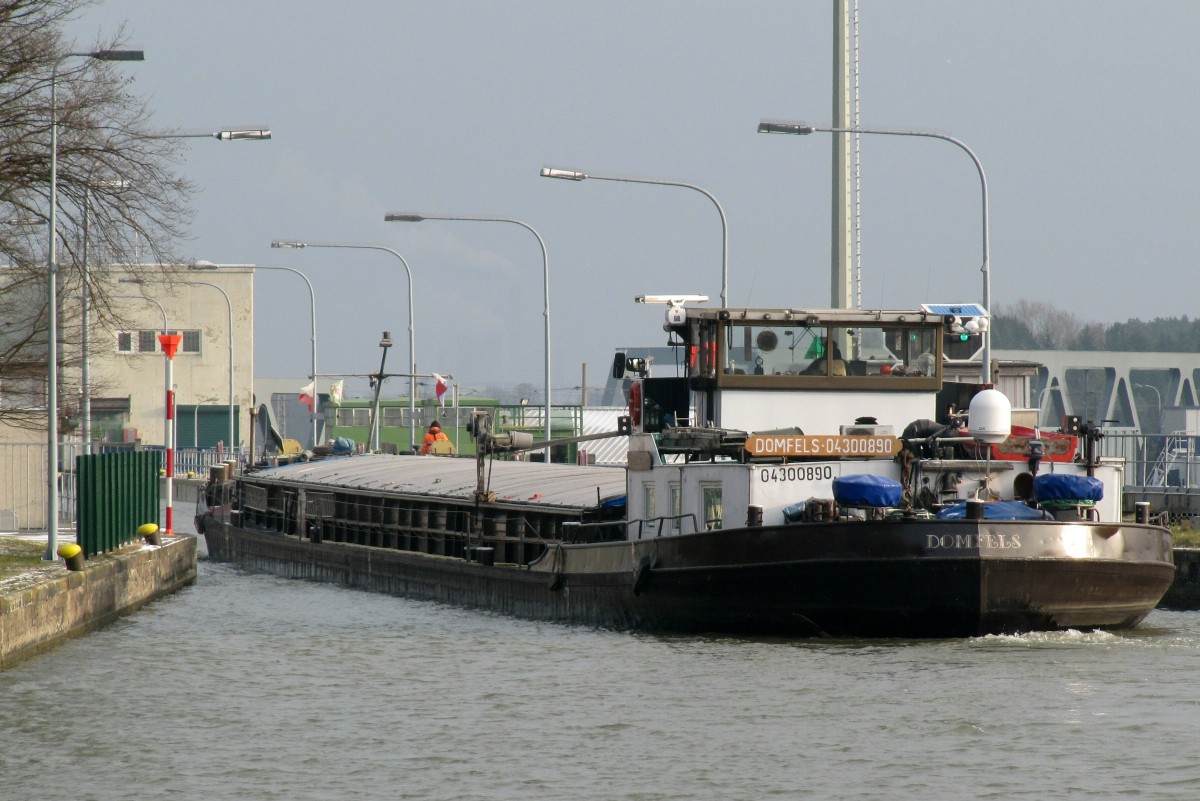 GMS Domfels (04300890 , 80 x 8,20m) fuhr am 03.01.2016 zur Talschleusung in die Nordkammer der Schleuse Sülfeld ein. 